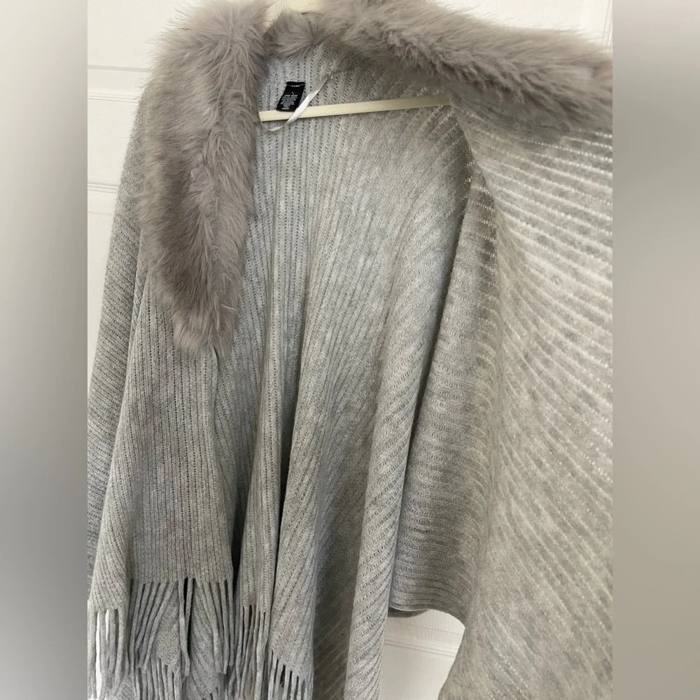 Mixit Soft Light Gray Open Knit Poncho with Faux Fur Trim - Picture 5 of 6